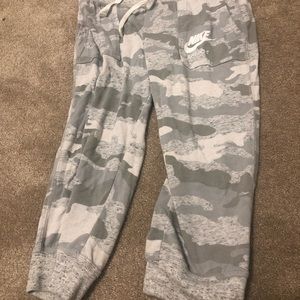 Nike kids gray camo capri sweat pants